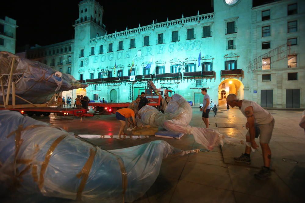 La Hoguera Oficial llega a la plaza del Ayuntamiento para abrir la plantà