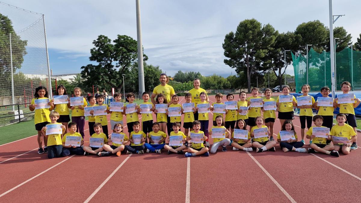 El grupo de benjamines de la escuela del CA Safor Teika posa con los diplomas