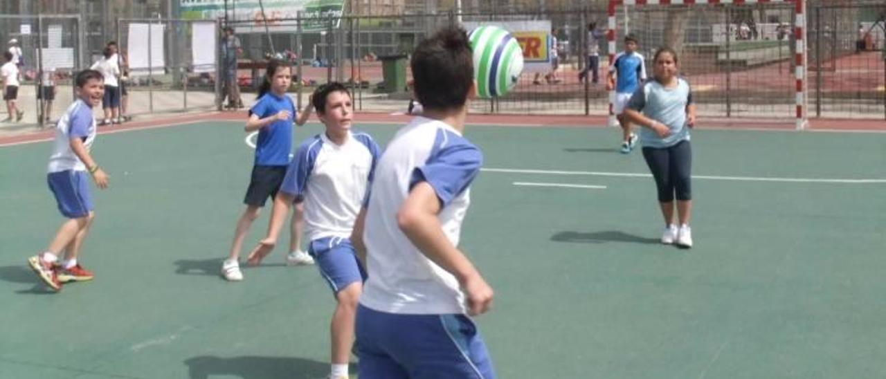 El Consell quita horas de Educación Física pese a que el 80 % de los niños sólo hace deporte en el colegio