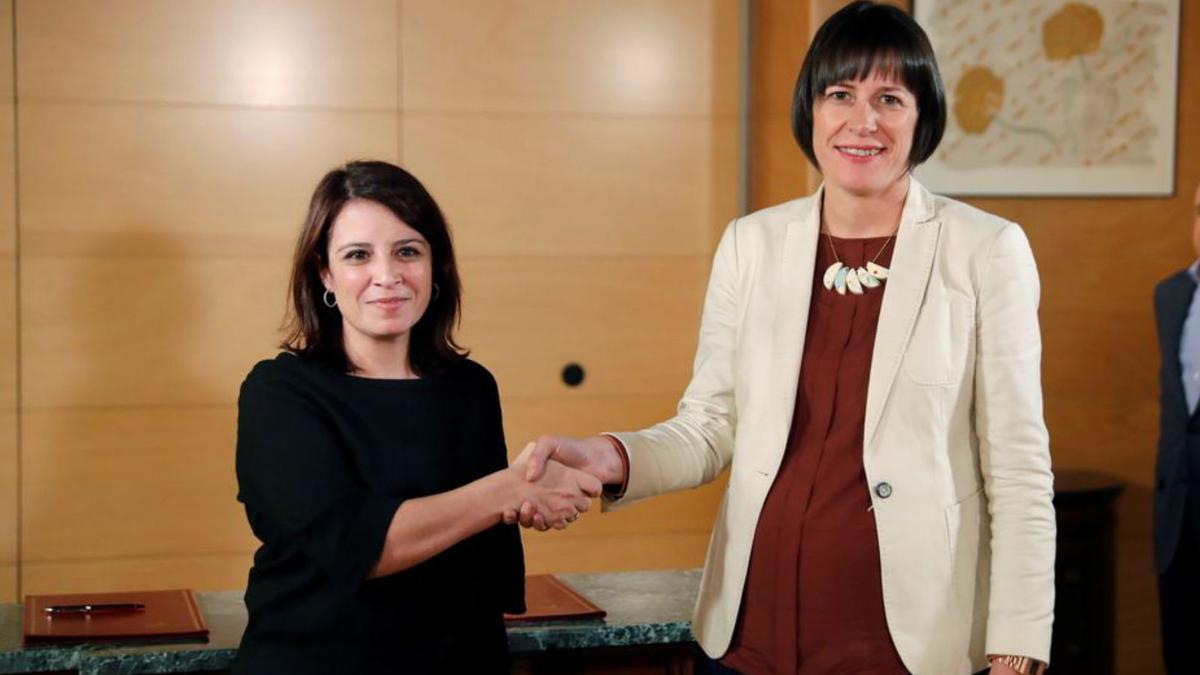 Adriana Lastra, a la izquierda, y Ana Pontón, tras firmar el acuerdo de investidura en 2020. |   // CHEMA MOYA