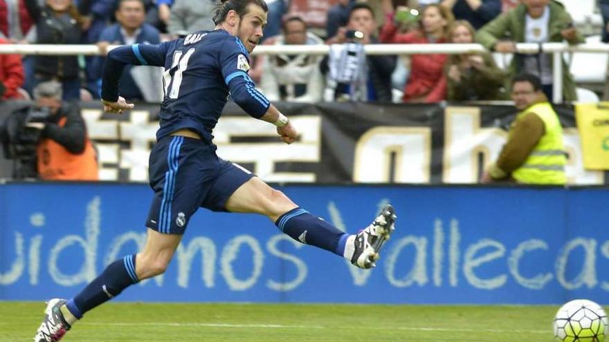 Bale dispara en la jugada que supuso el tercer gol del Real Madrid. // Efe
