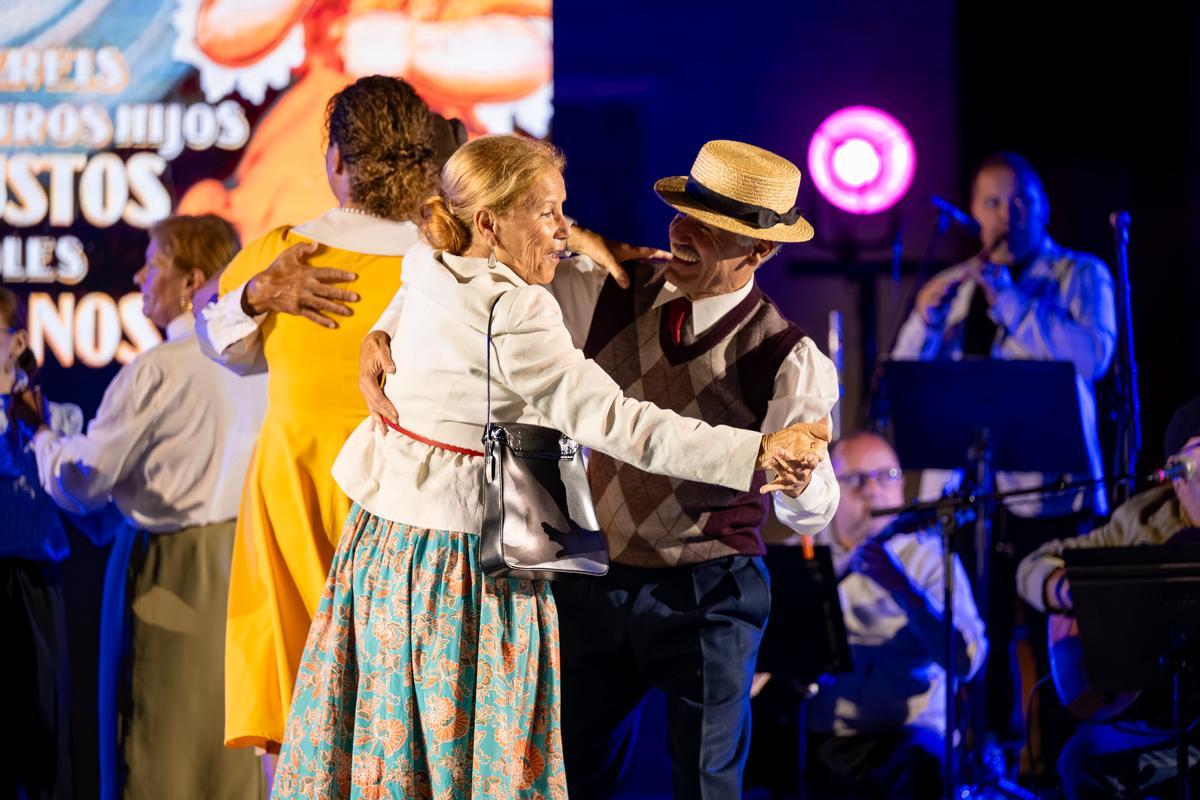 Gáldar convierte la Plaza de Santiago en una gran fiesta canaria