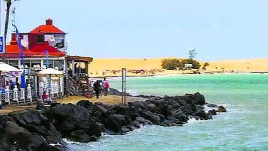 Panorámica del centro comercial Oasis y la playa de Maspalomas.