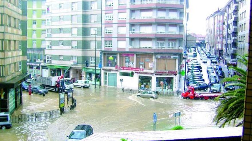 Un temporal de lluvia y granizo anega varias calles del centro de Pola de Siero