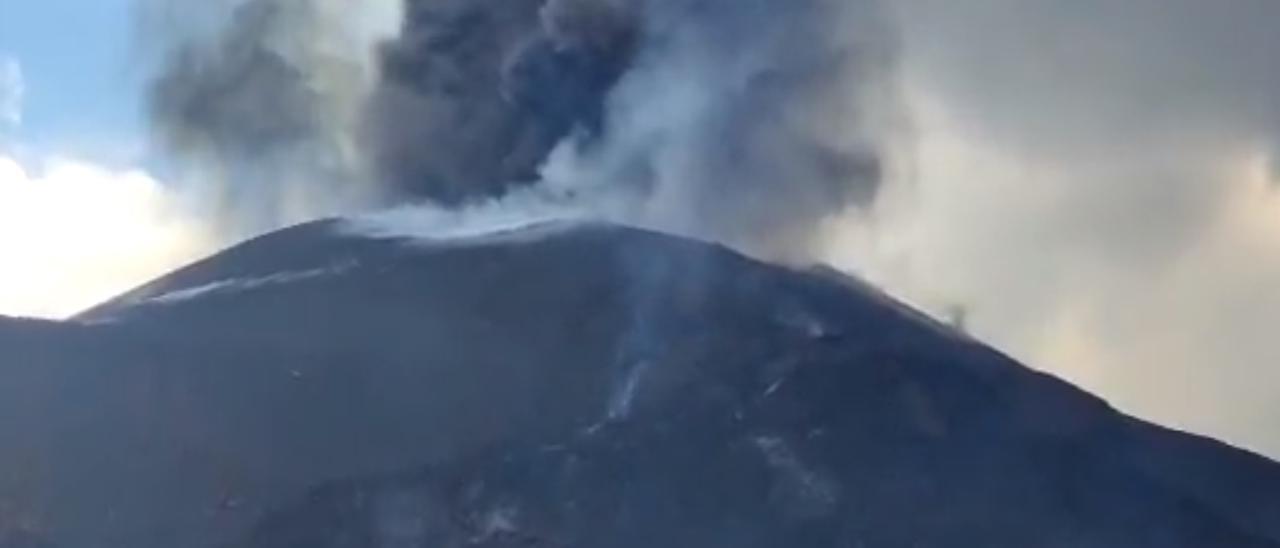 La lava del volcán de La Palma sale a borbotones a mediodía de este lunes