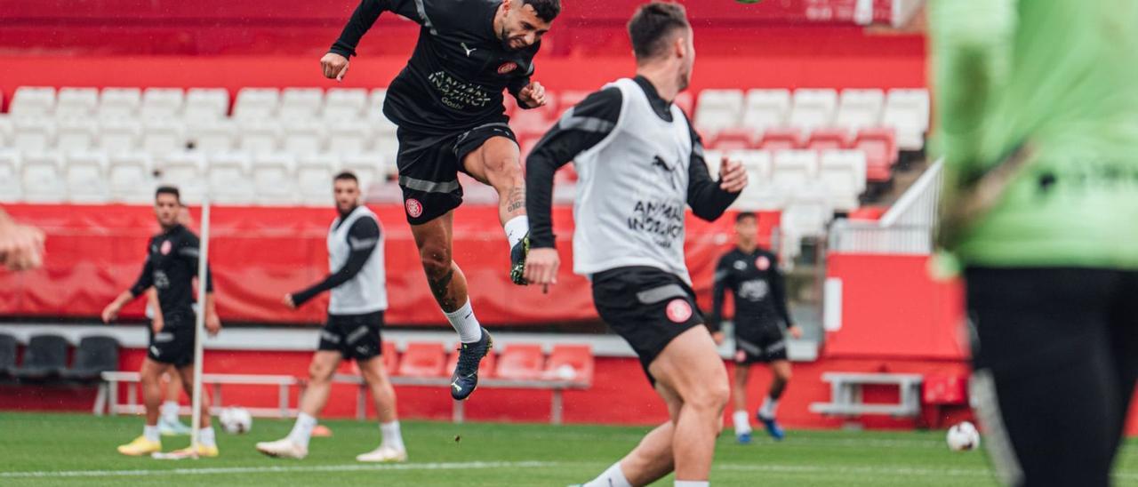 Taty Castellanos remata
de cap durant la sessió 
d’entrenament d’ahir
a Montilivi. |  NURI MARGUÍ/GIRONAFC