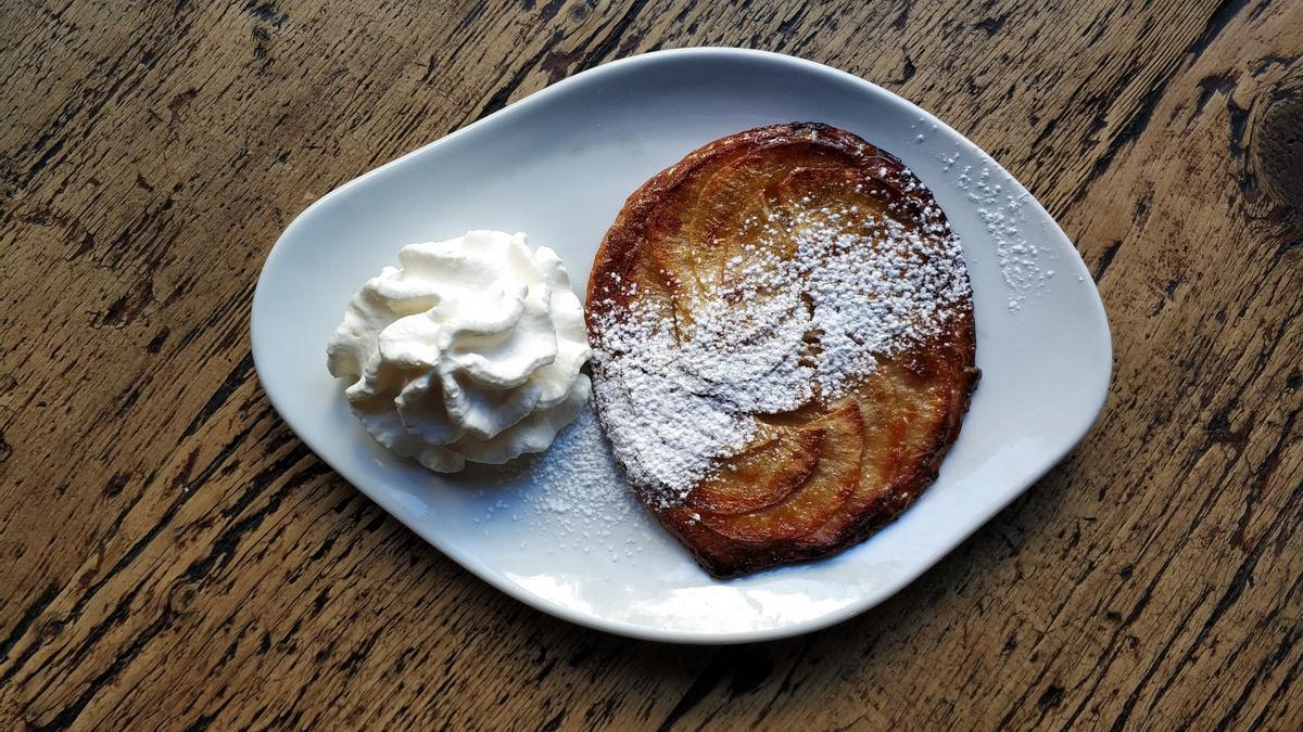 La tarta fina de manzana con nata casera.