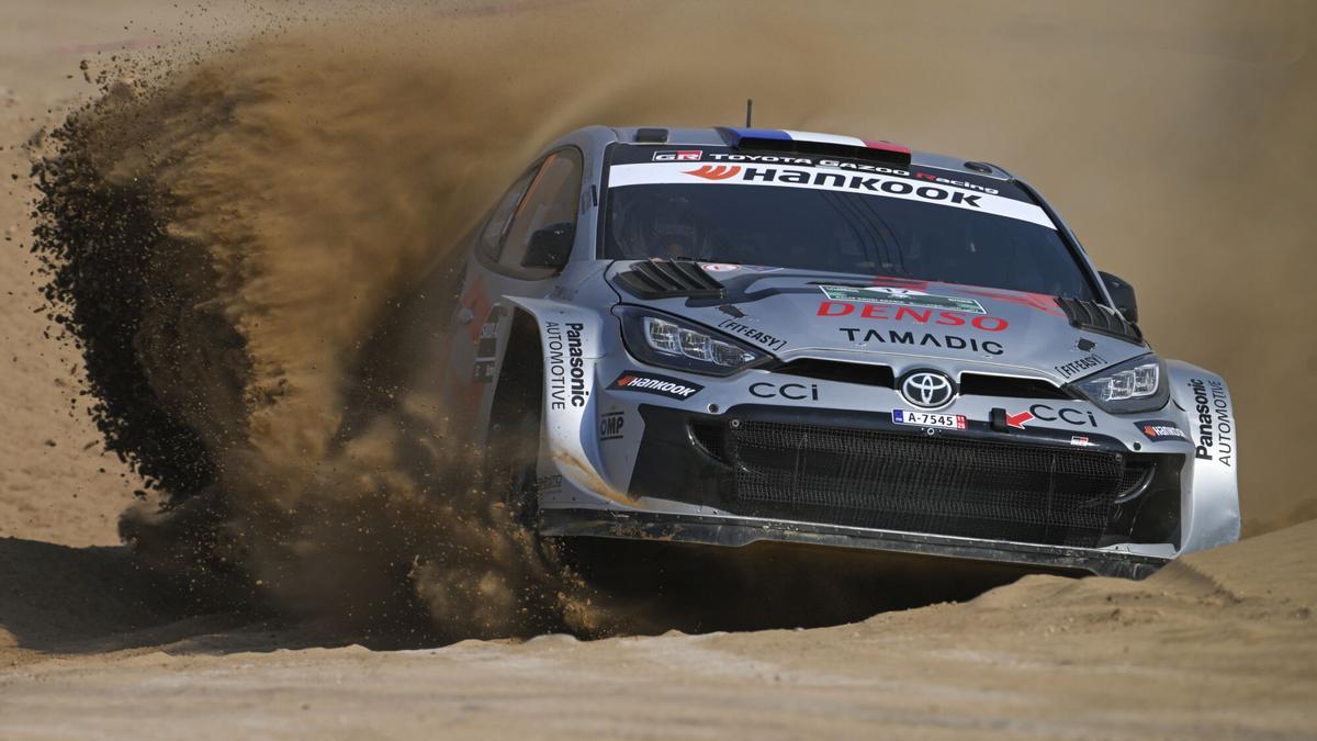 El francés Sebastien Ogier conduce su Toyota GR Yaris Rally1 durante el WRC Rally de Arabia Saudita en Jeddah, Arabia Saudí.