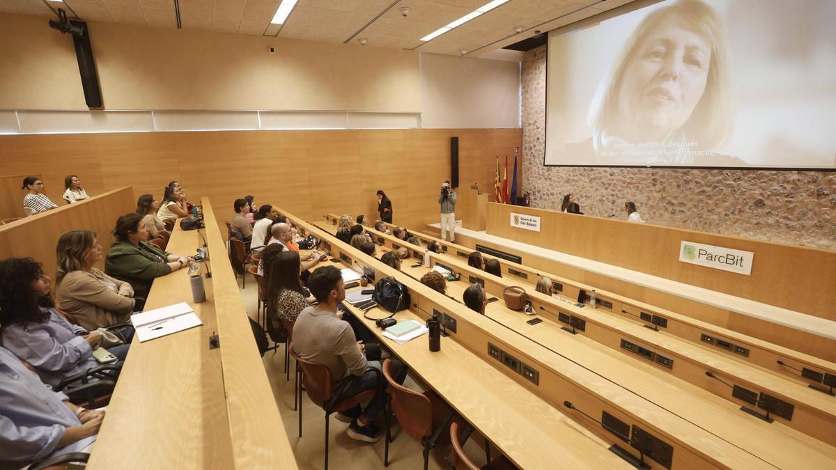 Durante la presentación de los documentos se proyectó un vídeo de personas afectadas por el suicidio de menores.