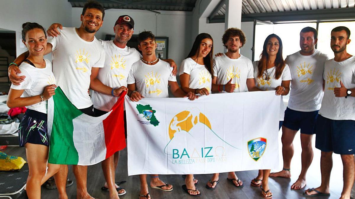 Los peregrinos italianos posan con la bandera y el objetivo de su misión.  | // IÑAKI ABELLA