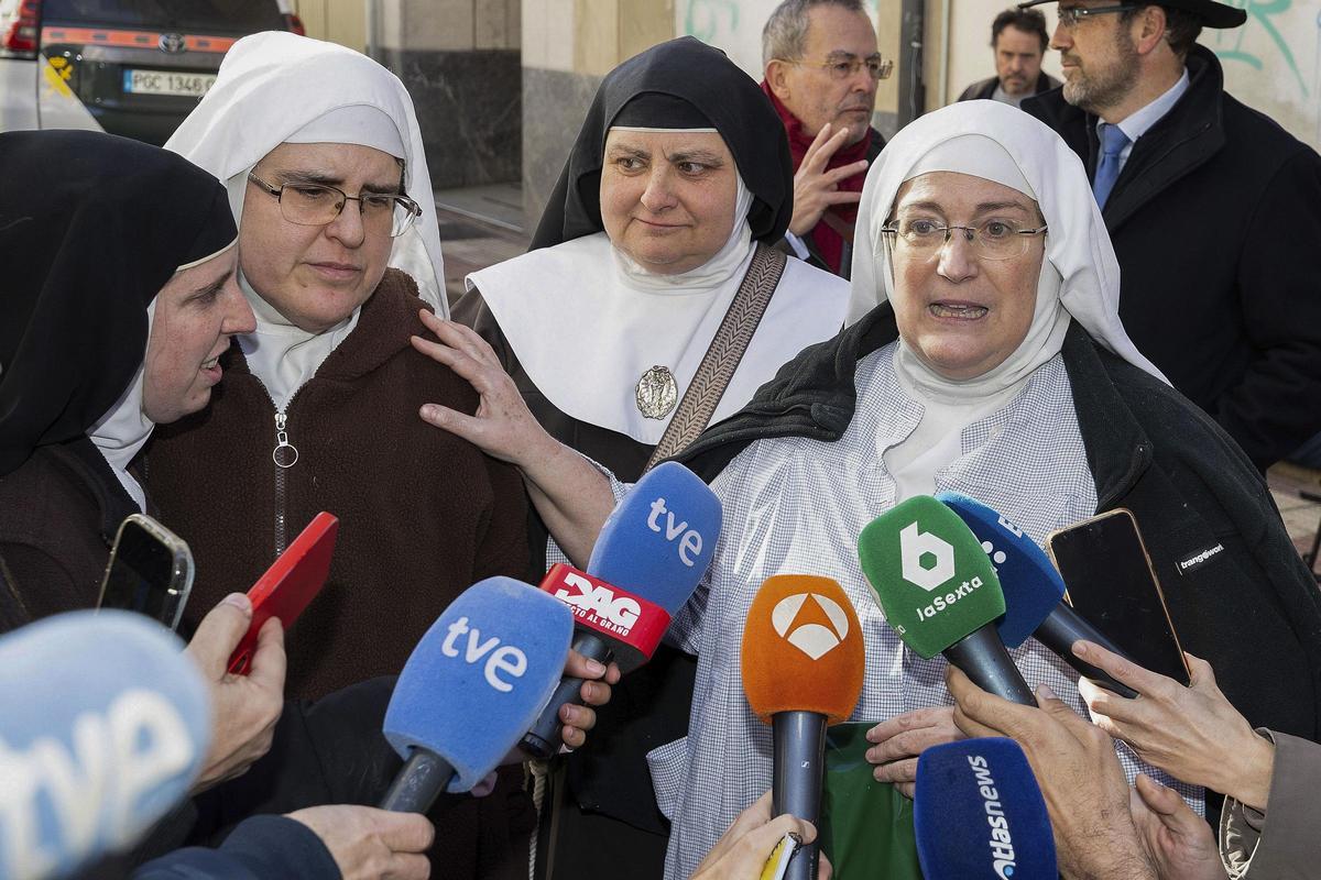 Laura García, ex abadesa del monasterio de Belorado, con varias ex monjas, en una imagen de archivo.