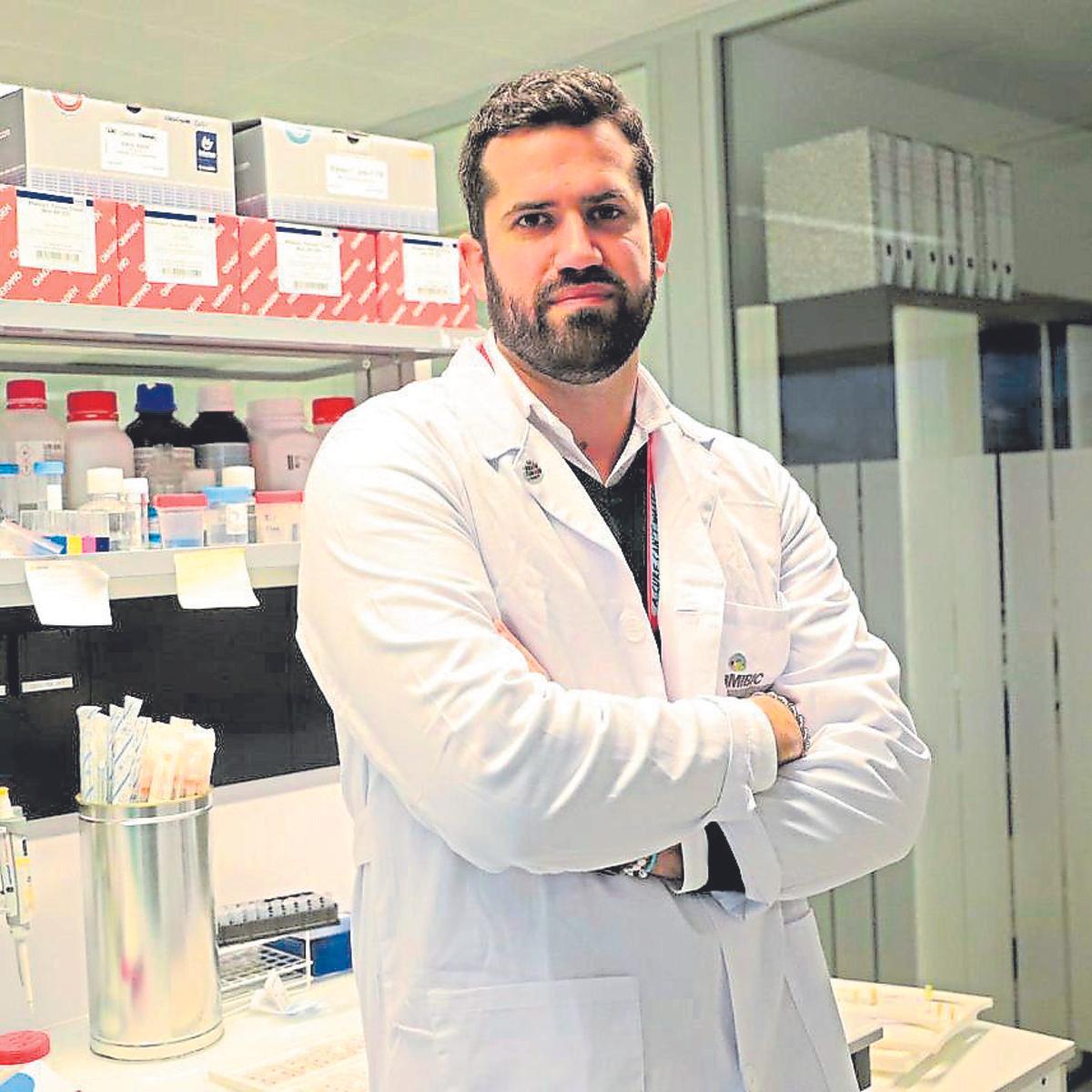 A sus 31 años, Antonio Carlos Fuentes-Fayos ha construido un recorrido académico y científico que combina excelencia internacional con un fuerte compromiso social. Graduado en Bioquímica por la Universidad de Córdoba y con un máster en Investigación Biomédica Traslacional, Antonio consiguió un contrato FPU para realizar su doctorado, centrado en los mecanismos moleculares de tumores cerebrales agresivos en adultos. Durante su formación, obtuvo becas que le permitieron introducirse en investigación y, durante el doctorado, amplió su experiencia con estancias en el hospital Cedars Sinai en Los Ángeles y en Harvard Medical School en Boston, donde trabajó con tecnologías biomédicas de última generación. Al regresar a España se incorporó al Instituto Maimónides de Investigación Biomédica de Córdoba (Imibic) en la y Universidad de Córdoba con un contrato de consolidación, que le permite establecer una carrera de profesor universitario en el futuro.  Ahora, su investigación se centra en tumores cerebrales adultos y pediátricos, con tres líneas principales: desarrollar nuevas terapias, identificar biomarcadores de diagnóstico y pronóstico y buscar métodos de detección menos invasivos, similares a los screenings de otros tipos de cáncer. Como él mismo explica: «El sistema de salud no puede hacerle un TAC a 40 millones de personas, pero sí le puede hacer un screening, por ejemplo, en sangre». Con todo ello, el objetivo último no es solo prolongar la vida, sino mejorar la calidad de vida de los pacientes, evitando secuelas neurológicas graves: «Lo que intenta mi investigación es no solo curar sino mejorar la calidad de vida de los pacientes». En Córdoba, se atienden aproximadamente entre 60 y 80 casos de tumores cerebrales al año, de los cuales un 30% tienen una supervivencia menor a 12 meses, especialmente los glioblastomas, altamente agresivos. La investigación de Antonio ayuda a llenar vacíos de conocimiento sobre estos tumores poco frecuentes y poco escuchados, ofreciendo datos y soluciones potenciales para los pacientes. Su objetivo a futuro es consolidar su grupo de investigación, obtener financiación y realizar ensayos clínicos que traduzcan sus descubrimientos en mejoras reales en la vida de los pacientes. Para Antonio, la principal motivación para continuar la investigación es el impacto social y que «al final se avanza, aunque sea poco a poco y algo repercute en la vida de los pacientes».