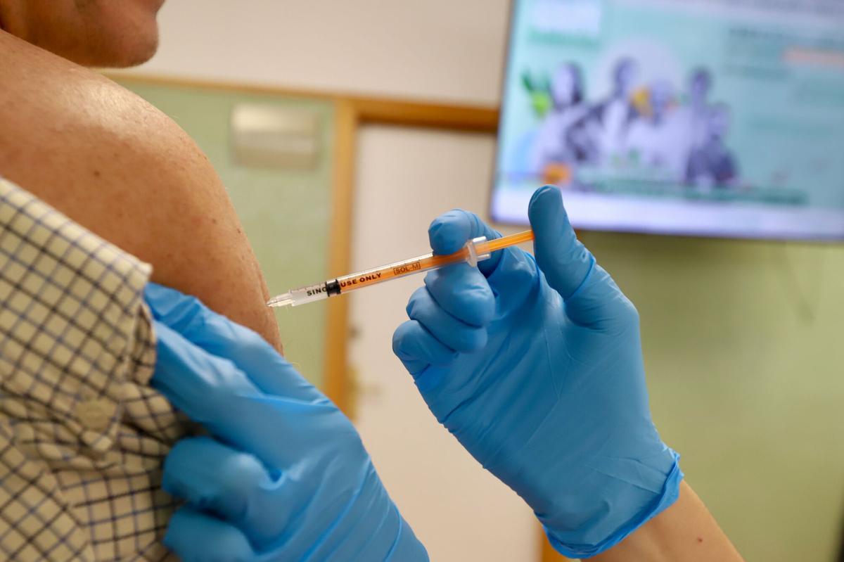 Un paciente se pone una vacuna contra la gripe en Córdoba.