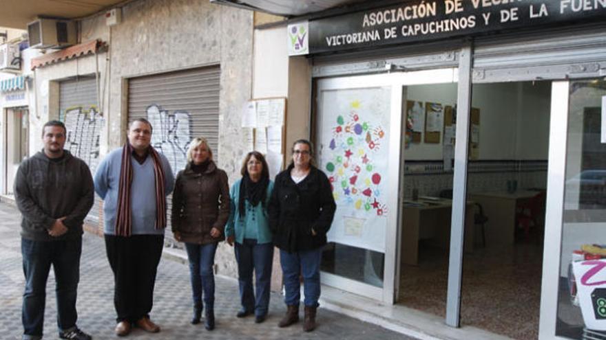 José Ocón, segundo por la izquierda, y miembros de la junta directiva, junto a la sede de la asociación.