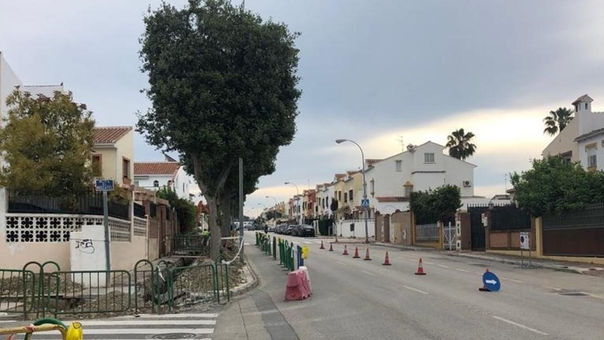 Obras de Aqualia en la avenida del Sol de Torre del Mar.