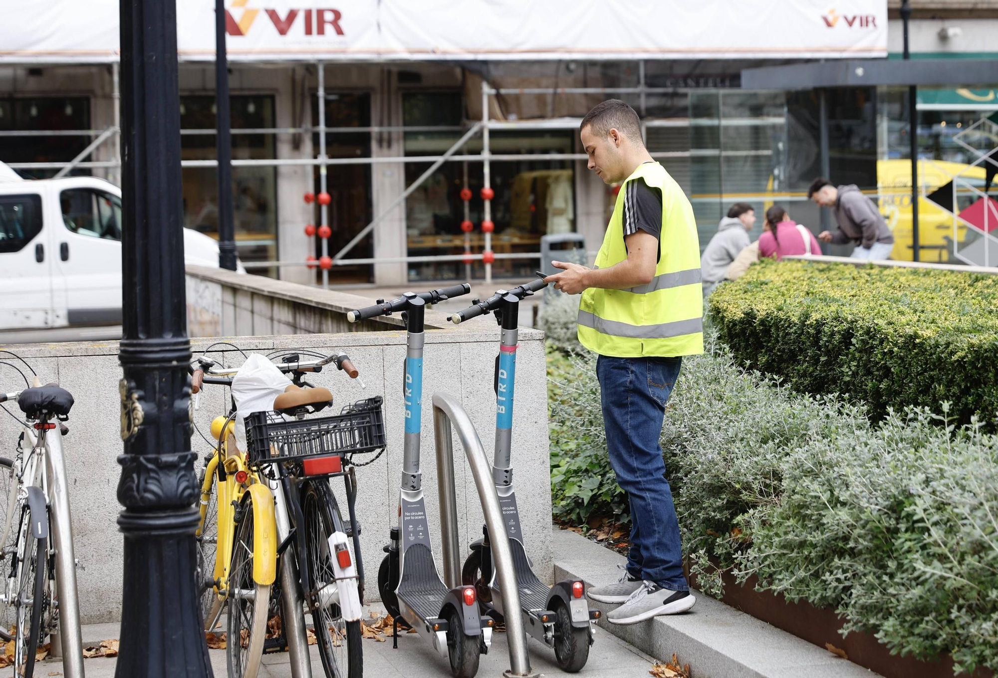 Los patinetes eléctricos aparcan el "civismo" en Gijón (en imágenes)
