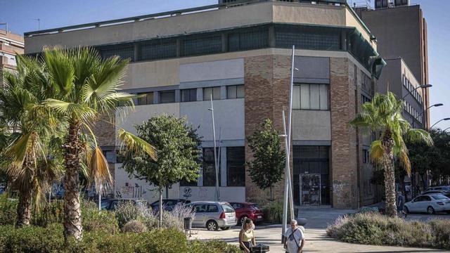 Antic edifici de Telefónica, a Sant Adrià de Besòs. | MANU MITRU
