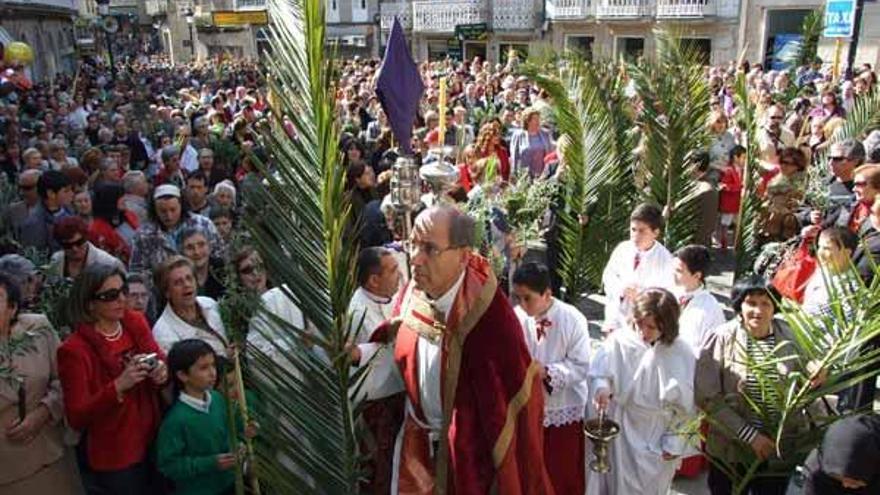 Una multitud de fieles abarrota la plaza del Reloj en la bendición de Ramos