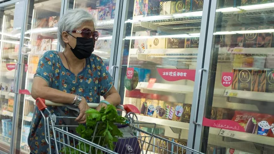 China detecta trazas de coronavirus en muestras de alitas de pollo de Brasil