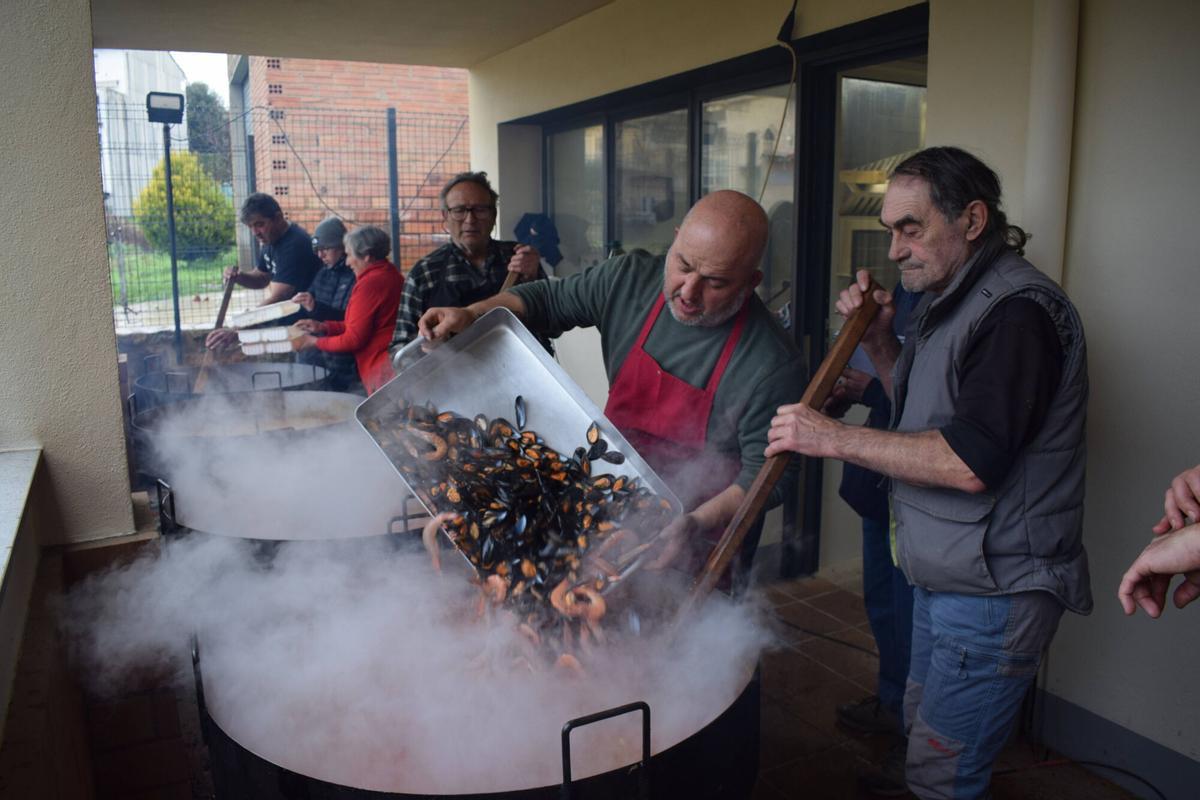 Olvan serveix unes 1.400 racions d'arròs, en fotos Olvan serveix unes 1.400 racions d'arròs, en fotos