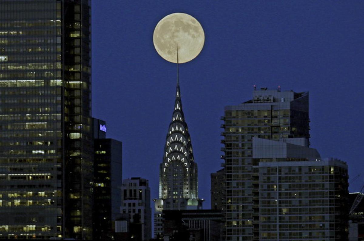La superluna detrás del edificio Chrysler en Nueva York, el 10 de agosto de 2014. 