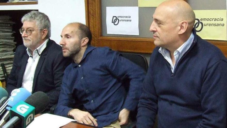 Miguel Caride, Pérez Jácome y Armando Ojea, durante la comparecencia en el local municipal. // Iñaki Osorio