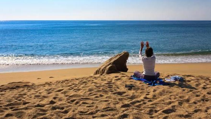 La platja és un bon lloc per exercitar-se en la meditació i les teràpies.
