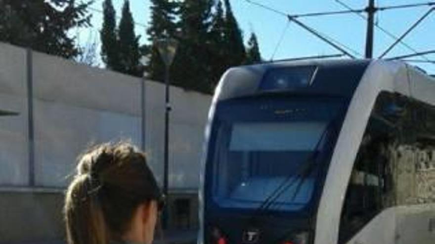 Una policía nacional junto a una unidad del TRAM.