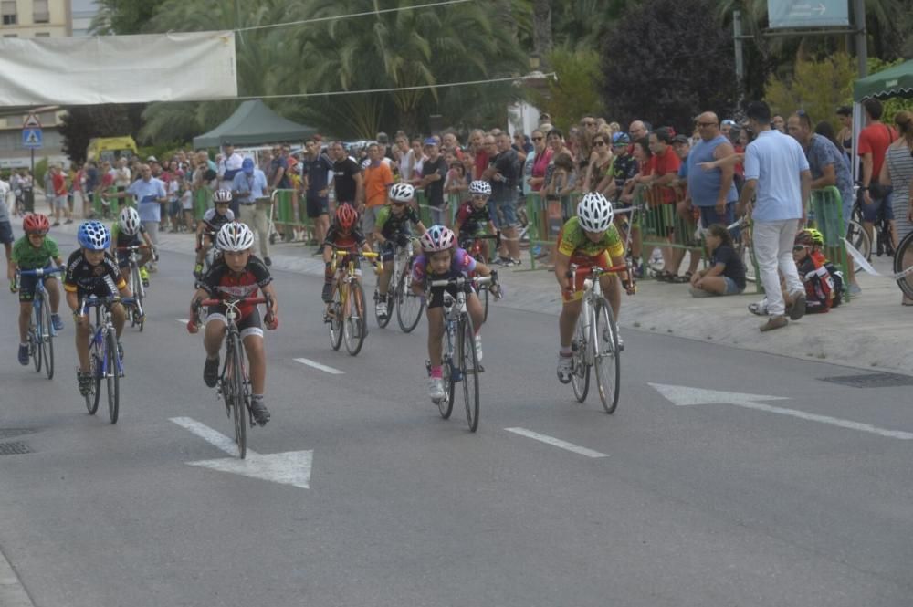 Las medallas que se entregaron a los ciclistas han sido elaboradas de manera artesanal por la ceramista Sol Pérez.