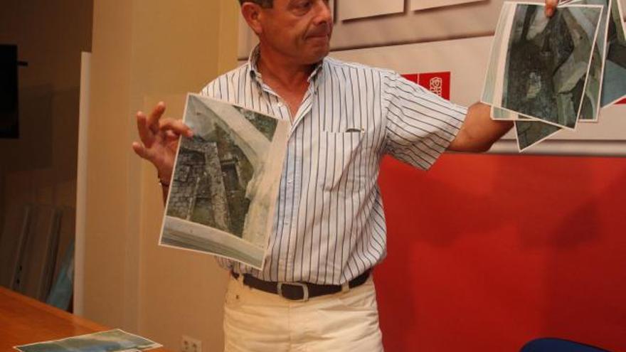 Manuel Fuentes muestra fotografías del Castillo durante la rueda de prensa.