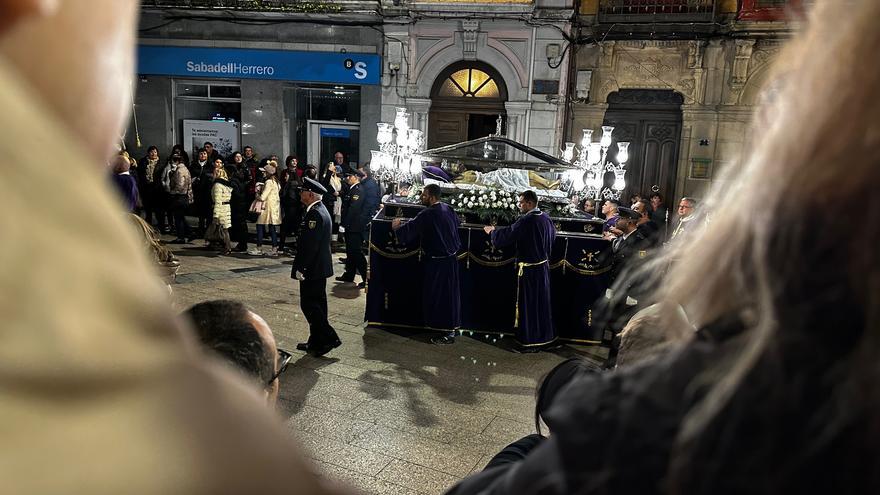 La lluvia da tregua al Cristo Yacente, que procesiona en silencio por Luarca