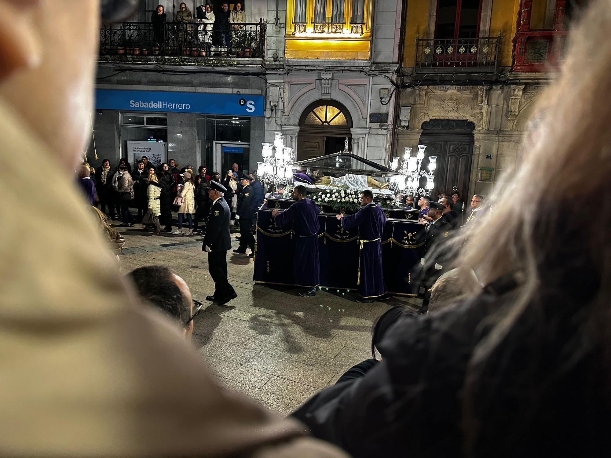 Las imágenes que dejó para el recuerdo la procesión del Santo Entierro de Luarca