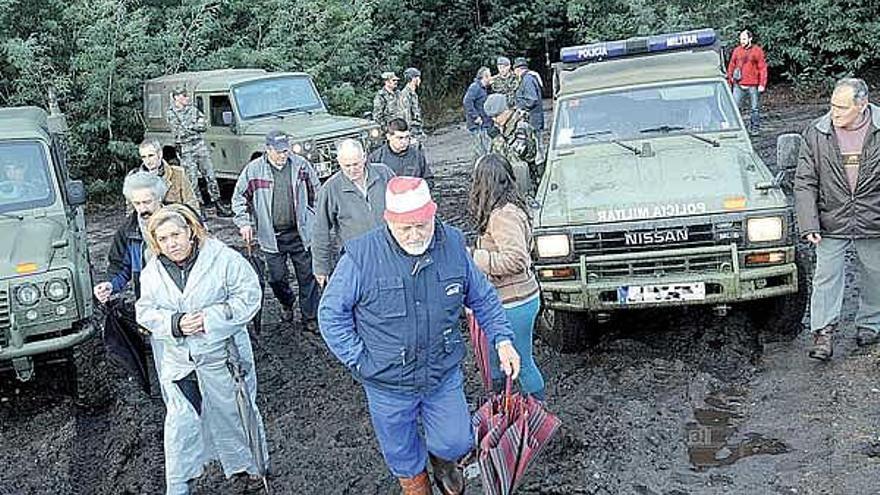 Vecinos de Salcedo ocupan el terreno militar de la Brilat al grito de &quot;O monte é noso!&quot;