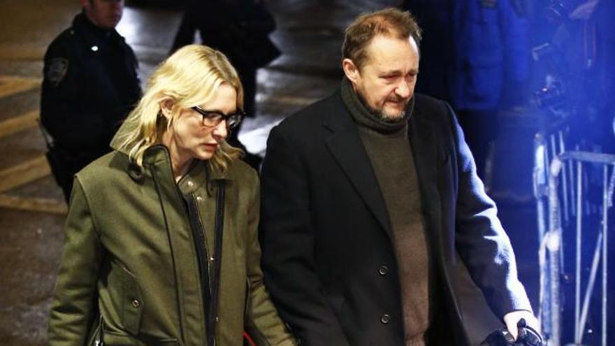 Cate Blanchett junto a su marido llegan al velatorio.