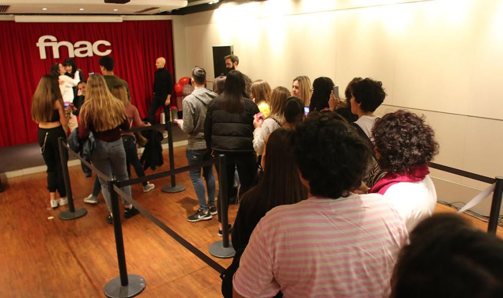 Una de las participantes de la última edición de Operación Triunfo asiste a un encuentro con sus fans en FNAC Málaga