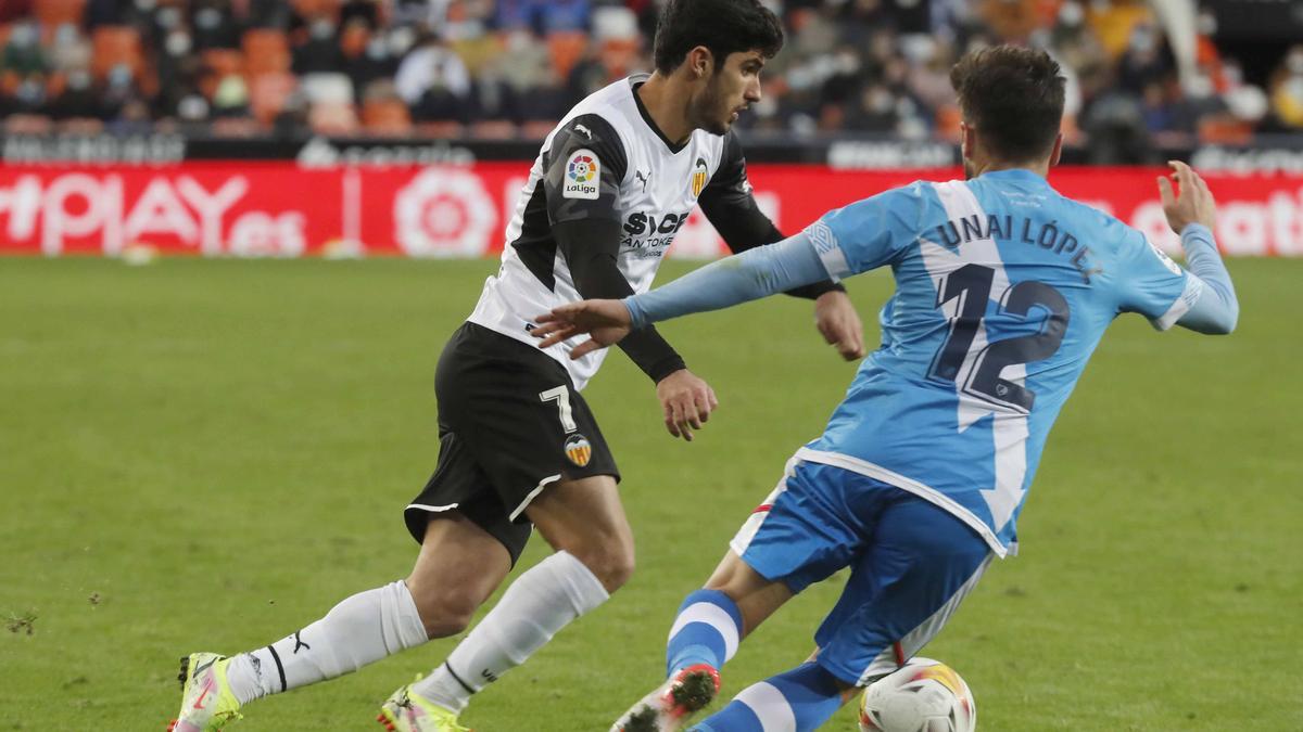 Una imagen del Valencia-Rayo con Guedes como protagonista