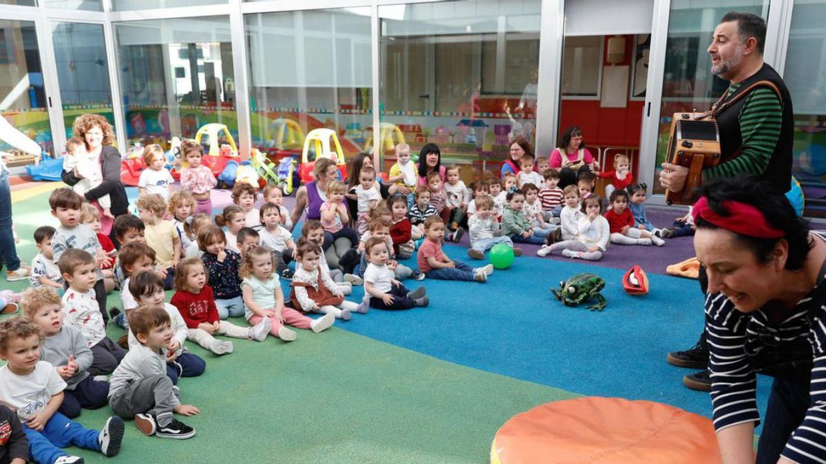 Los niños de las "escuelinas" celebran el Día de llingua materna | RICARDO SOLÍS