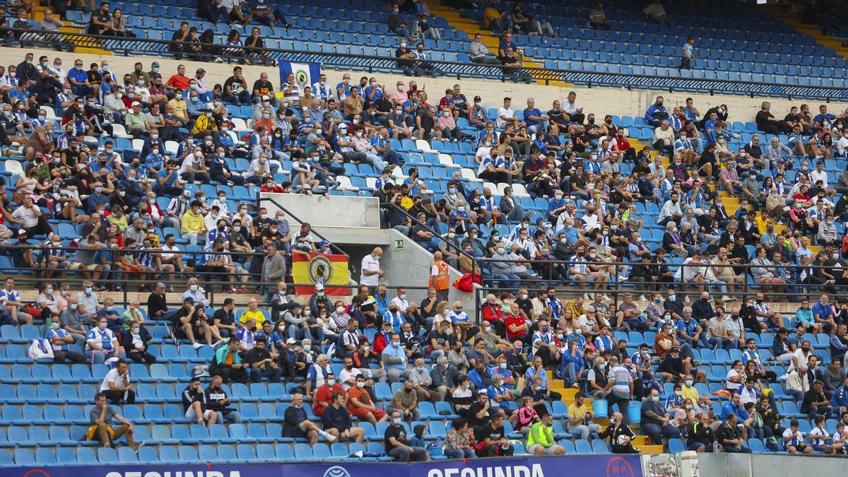 Aspecto de la grada durante la visita del Atlético Levante al José Rico Pérez.