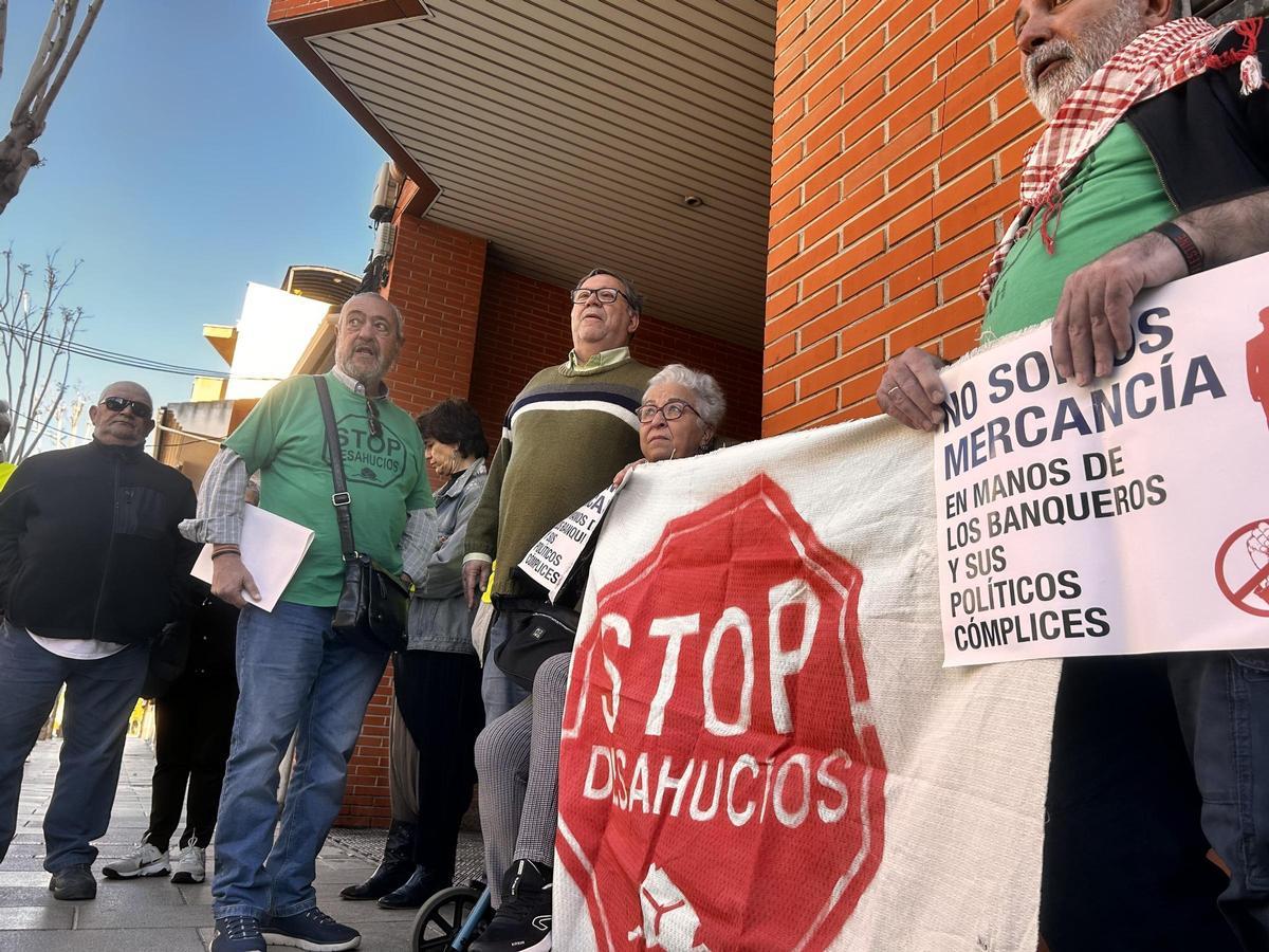 Frenado el desahucio de Antonia en Alcantarilla tras la protesta de vecinos y colectivos sociales