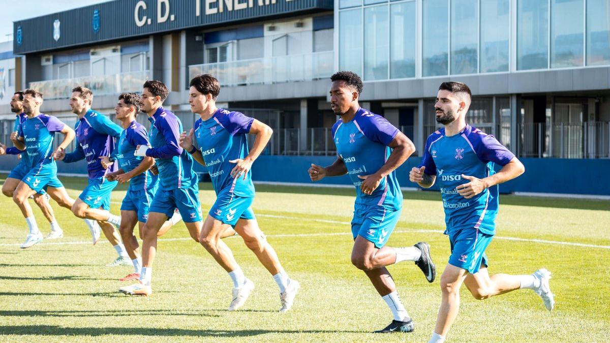 Los jugadores del CD Tenerife, en el regreso tras el parón invernal.