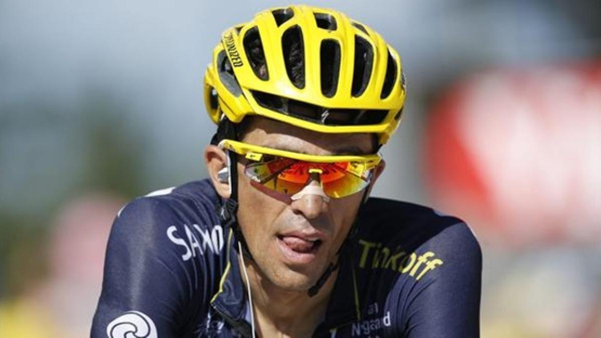 Contador, agotado al cruzar la meta de Semnoz, donde perdió el podio del Tour.