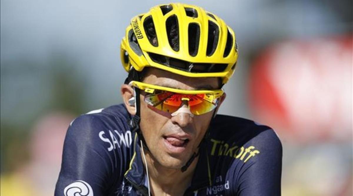 Contador, esgotat al travessar la meta de Semnoz, on va perdre el podi del Tour.