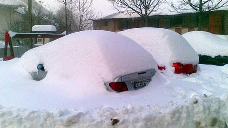 Varios coches atrapados por la nieve, ayer, en Pedrafita.