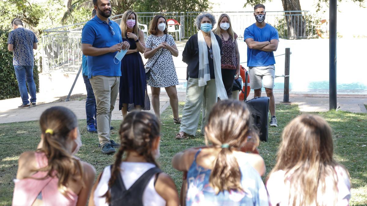 Visita del alcalde al campamento urbano de Aldea Moret.