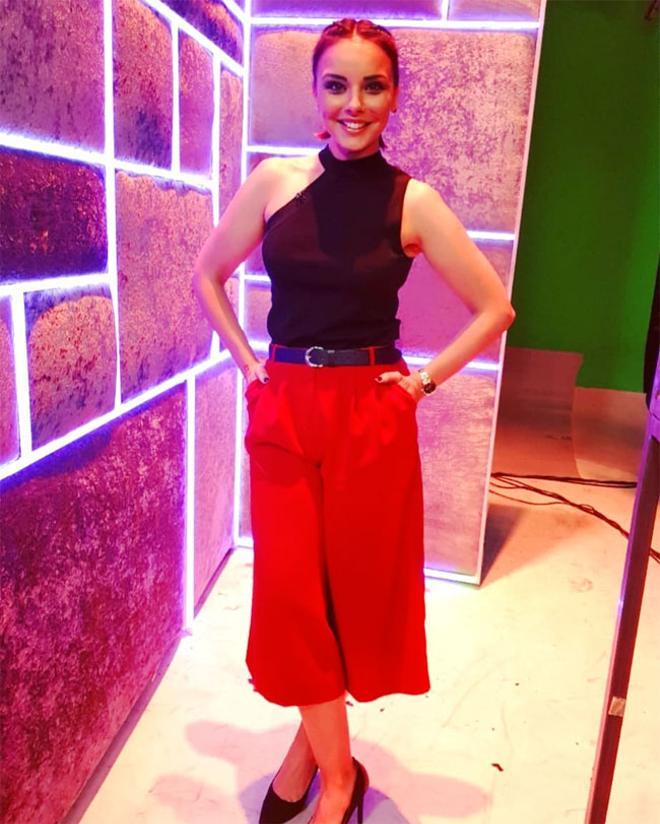 El look de Chenoa con trenzas y pantalón 'culotte' rojo