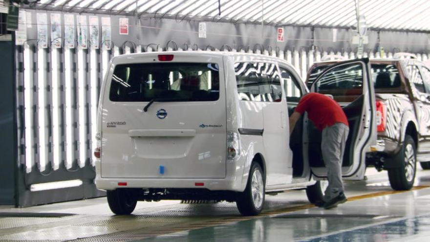 Un operari acabant de revisar un vehicle a la planta de Nissan de la Zona Franca