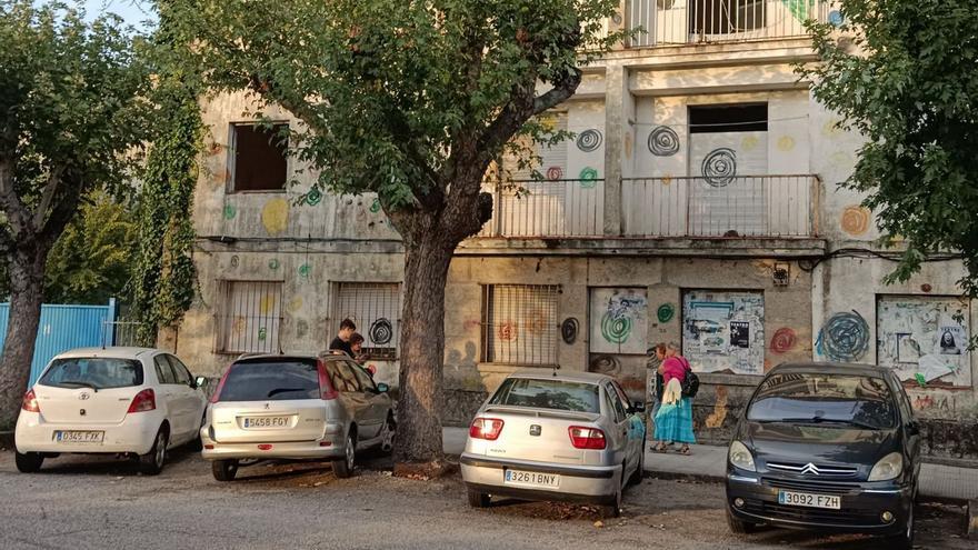 Las casas de maestros de la avenida de Mendiño, donde se ubicará el museo. // ANTONIO PINACHO