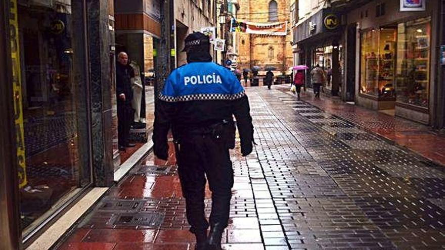 Un agente de la Policía Local en la calle La Rúa.