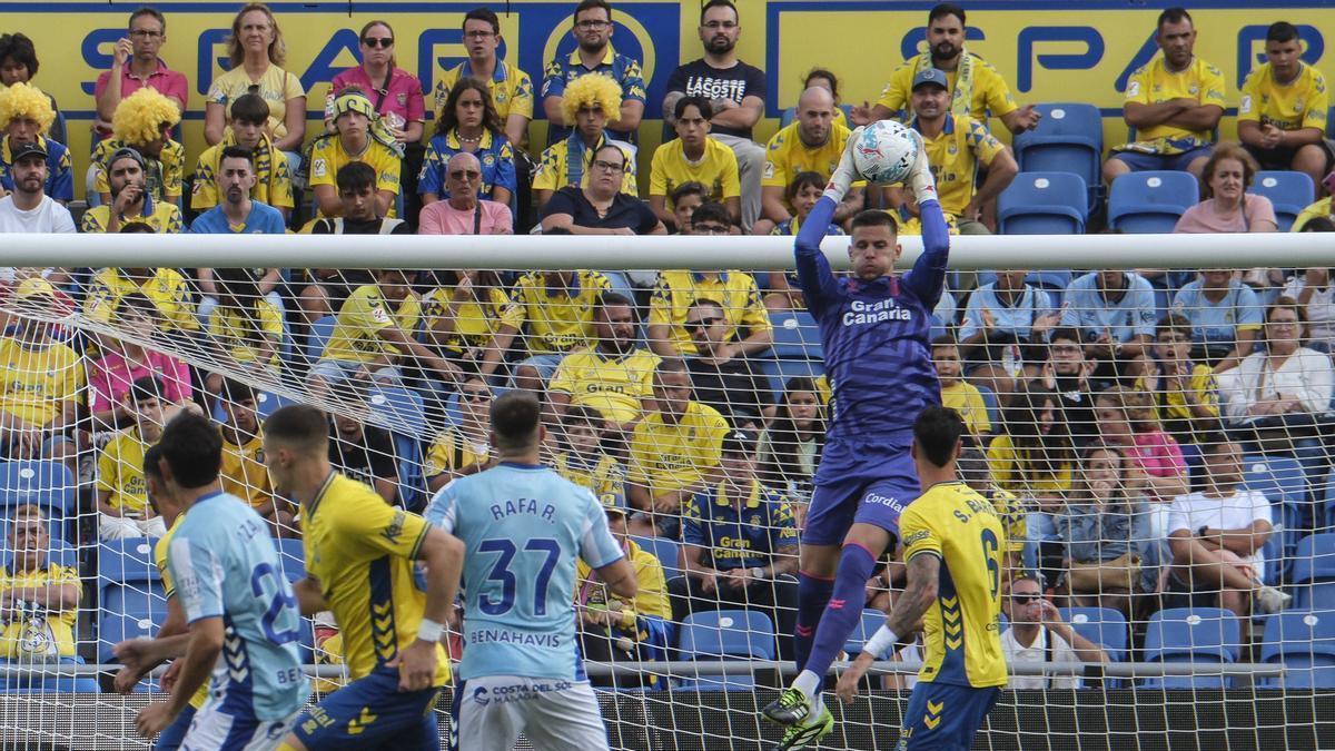 Horkas atrapa un balón por alto durante el duelo entre Las Palmas y el Málaga en el Estadio de Gran Canaria.