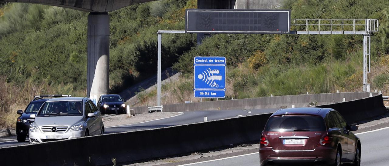 Señal que avisa del radar de tramo de la AP-9, a su paso por Vigo